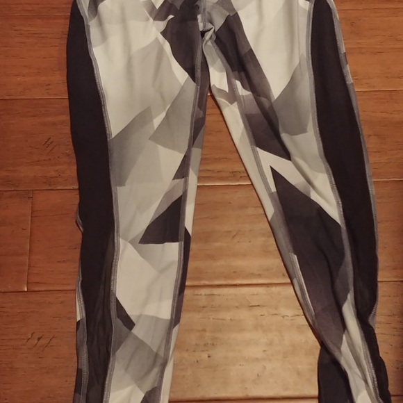 HUGE WOMAN CLOTHING LOT - Picture 2 of 8